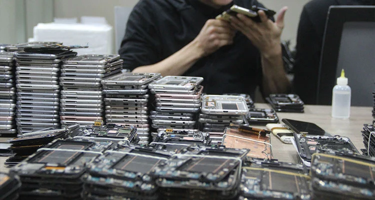 Οι τιμές της οθόνης LCD του iPhone πολώνουν το 2026: Γιατί τα καταστήματα επισκευής επιστρέφουν στις ανακαινισμένες αυθεντικές οθόνες